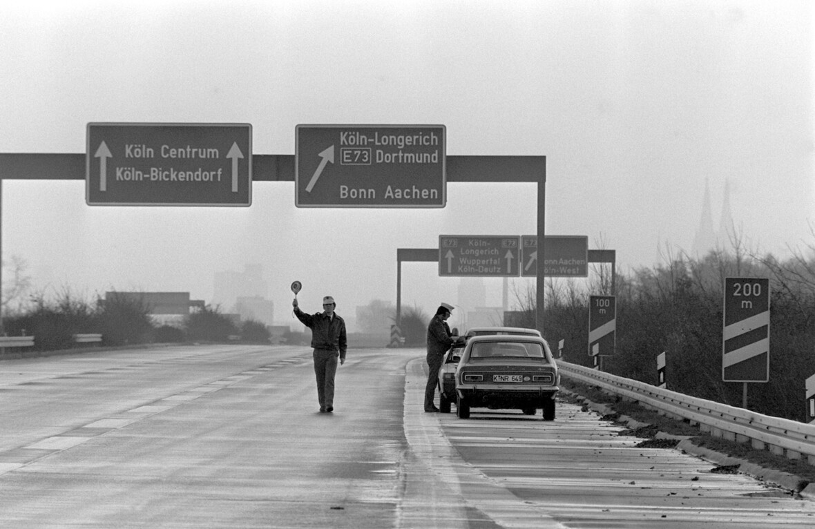 Polizisten kontrollieren am autofreien Sonntag 1973 auf der Autobahn die Einhaltung des Fahrverbots