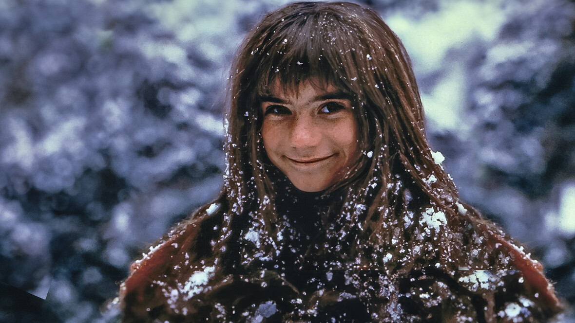 Man sieht Ronja Räubertochter im Wald, ihr Haar ist mit Schnee bedeckt.