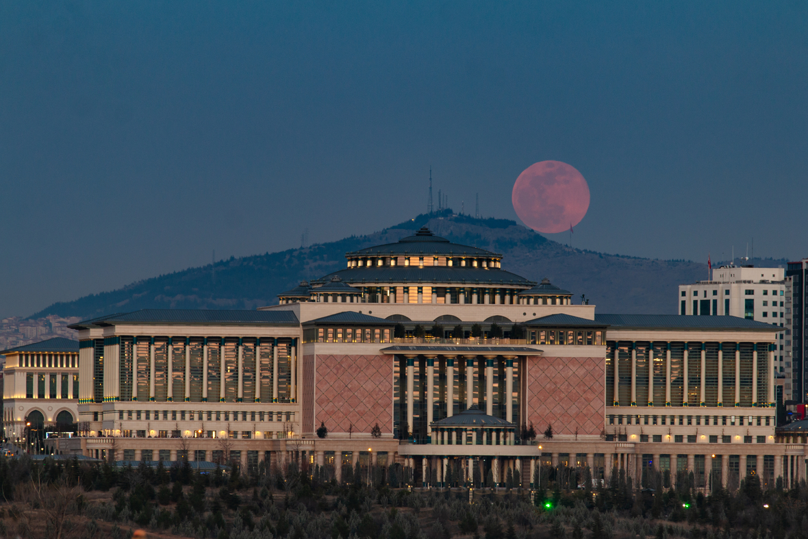 Amtssitz des Präsidenten der Türkei in der Hauptstadt Ankara mit de Vollmond im Hintergrund