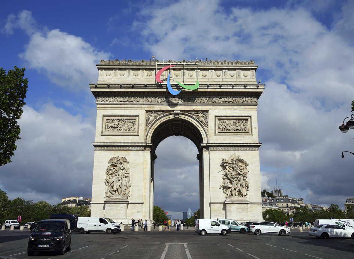 Am Triumphbogen in Paris wurden die paralympischen Symbole angebracht.