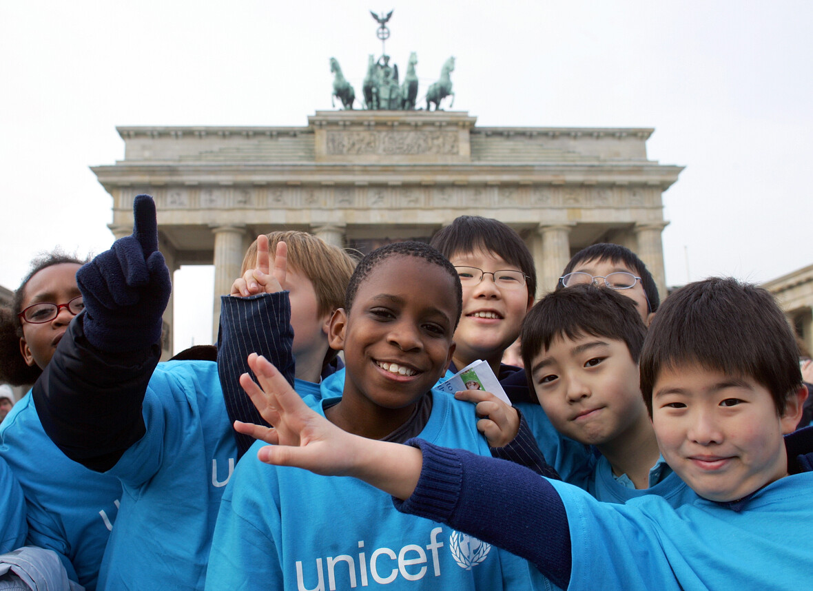 Kinder in UNICEF -Shirts vor dem Brandenburger Tor