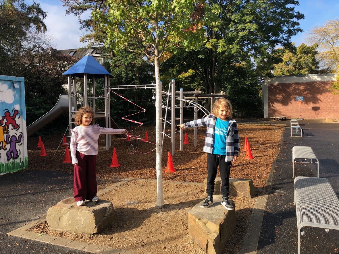 Amanda und Rocco zeigen auf den neuen Baum.