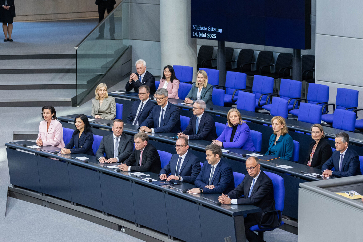 Die Regierung mit Bundeskanzler Friedrich Merz sitzt auf der Regierungsbank im Deutschen Bundestag.