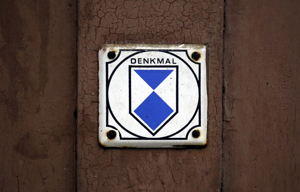 Eine Denkmal-Plakette an einem Haus in Dessau, Sachsen-Anhalt