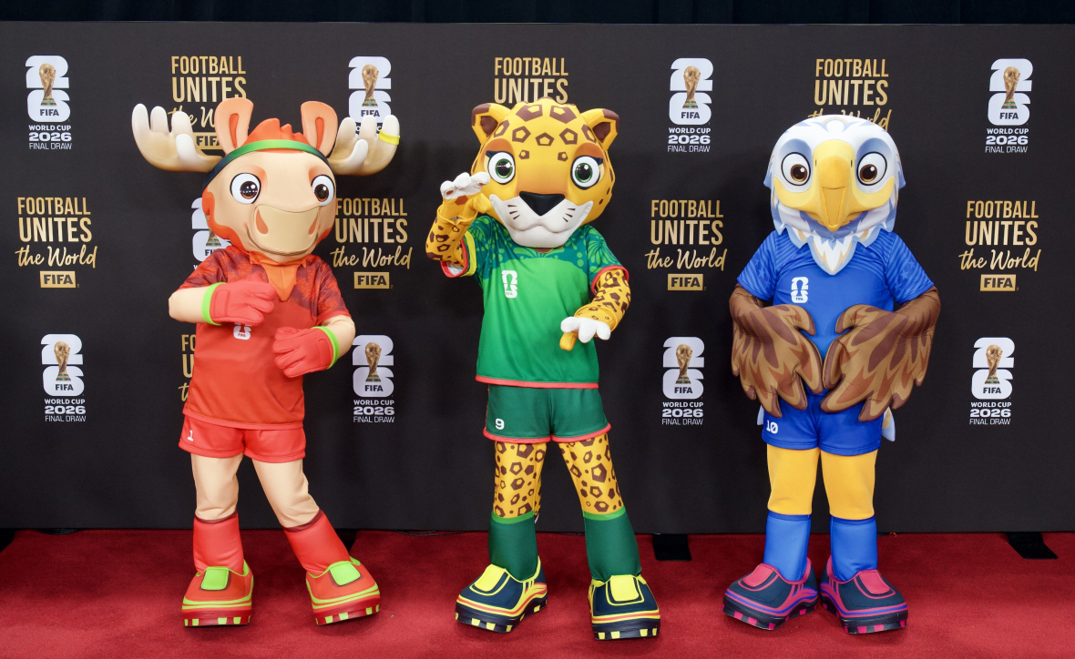 Die drei Maskottchen der Fussball-WM der Männer 2026 : Elch Moose (Kanada), Zayu der Jaguar (Mexiko) and Clutch der Weißkopfseeadler (USA)