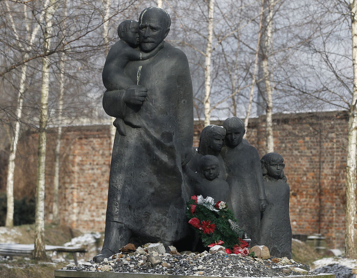 Denkmal für Janusz Korczak im jüdischen Friedhof in Warschau. Die Statue stellt Korczak dar, der Kinder um sich schart und an den Händen hält. 