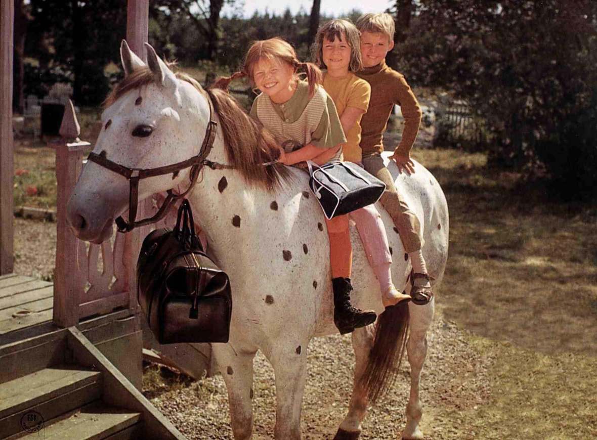 Pippi Langstrumpf und ihre Freunde reiten auf einem Pferd