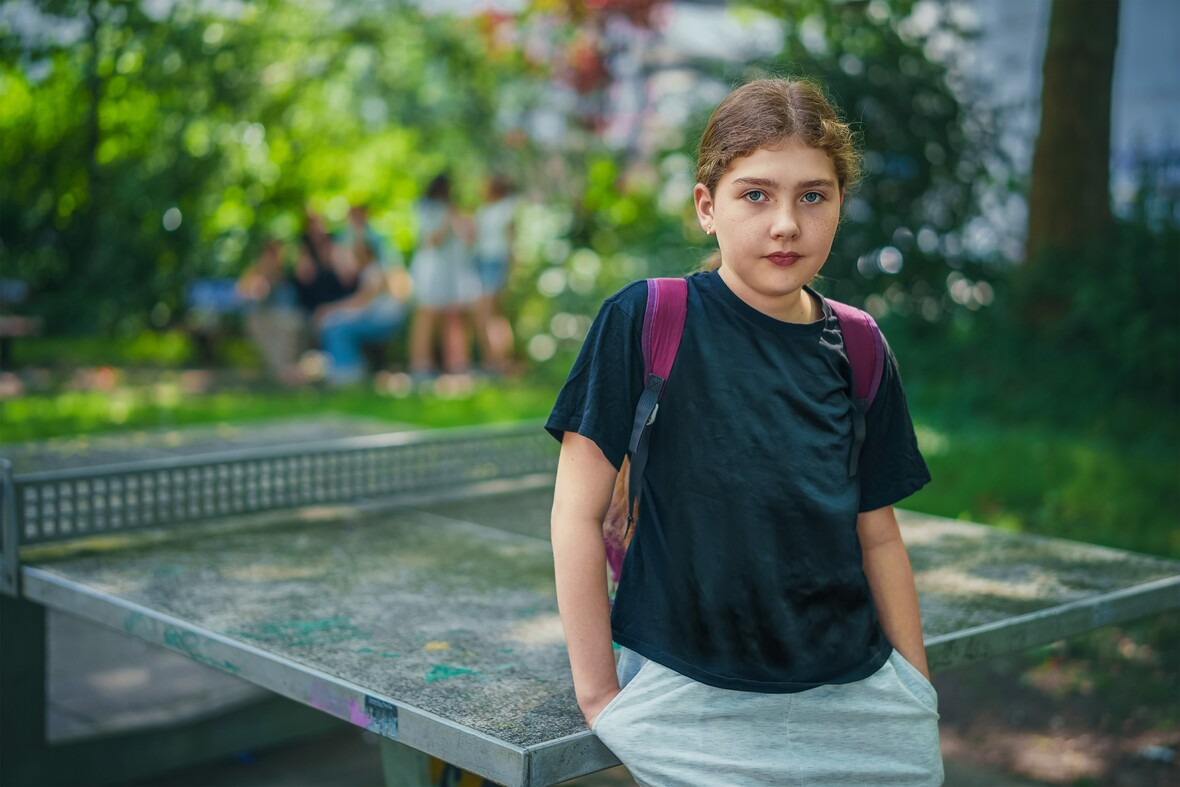 Lya angelehnt an einer Tischtennisplatte