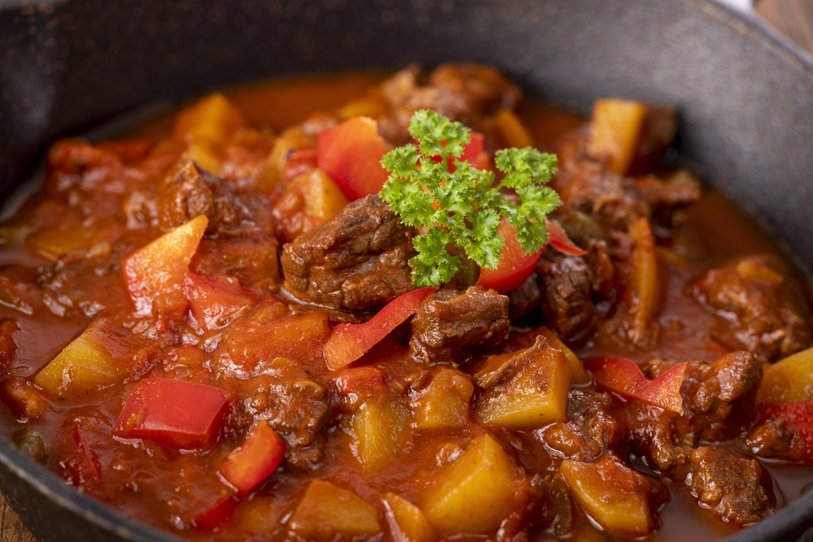 Ungarisches Gulasch mit Fleisch und Kartoffeln 