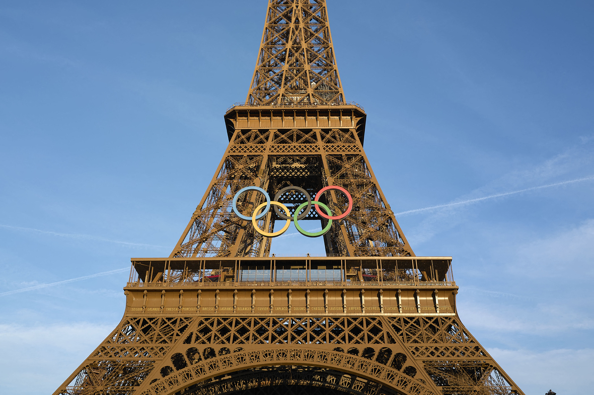 Der Pariser Eiffelturm ist mit den olympischen Ringen geschmückt. Die 5 schweren Ringe wiegen 30 Tonnen und  sind 29 Meter breit. Paris ist die Gastgeberstadt der Olympischen Spiele 2024.