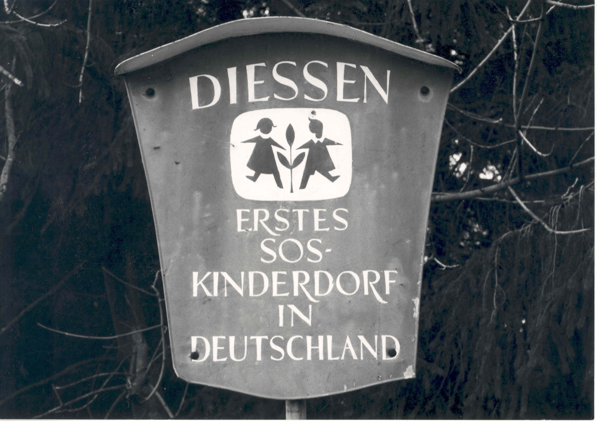 Ein Schild am Eingang zum 1. SOS-Kinderdorf in Deutschland in Dießen am Ammersee