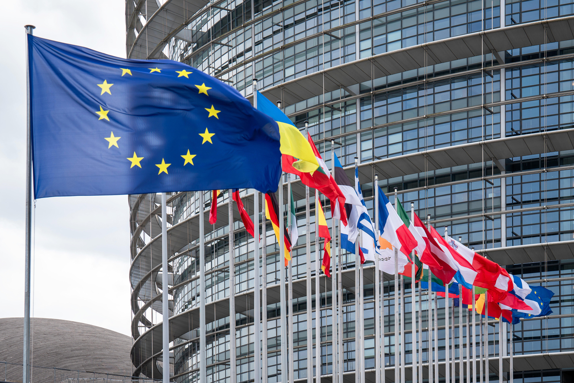 Der Sitz des Europäischen Parlaments in Straßburg. Vor dem Gebäude wehen Flaggen der EU-Mitgliedsstaaten.