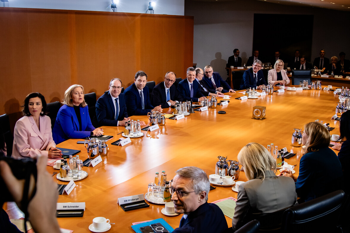 Das Kabinett der Regierung Merz bei der ersten Sitzung im Kanzleramt, Mai 2025.