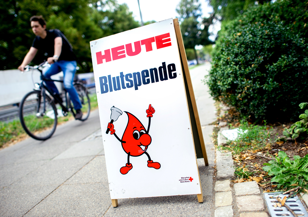 Ein Aufsteller mit einem Plakat, das zum Blutspenden aufruft