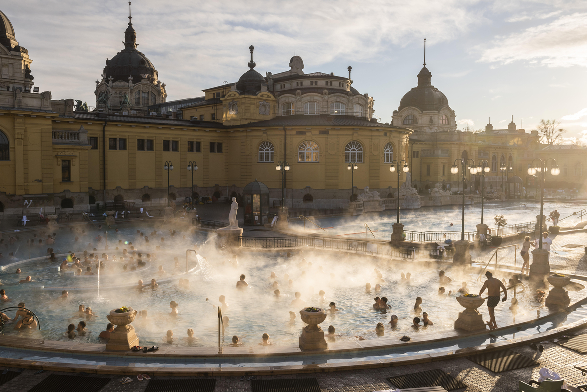 Die ungarische Hauptstadt Budapest ist die größte Kurstadt Europas. Über 120 heißen Quellen versorgen die Thermalbäder mit mineralstoffreichem Wasser.  Dies ist das Széchenyi-Heilbad. Es ist das größte Heilbad in Europa.