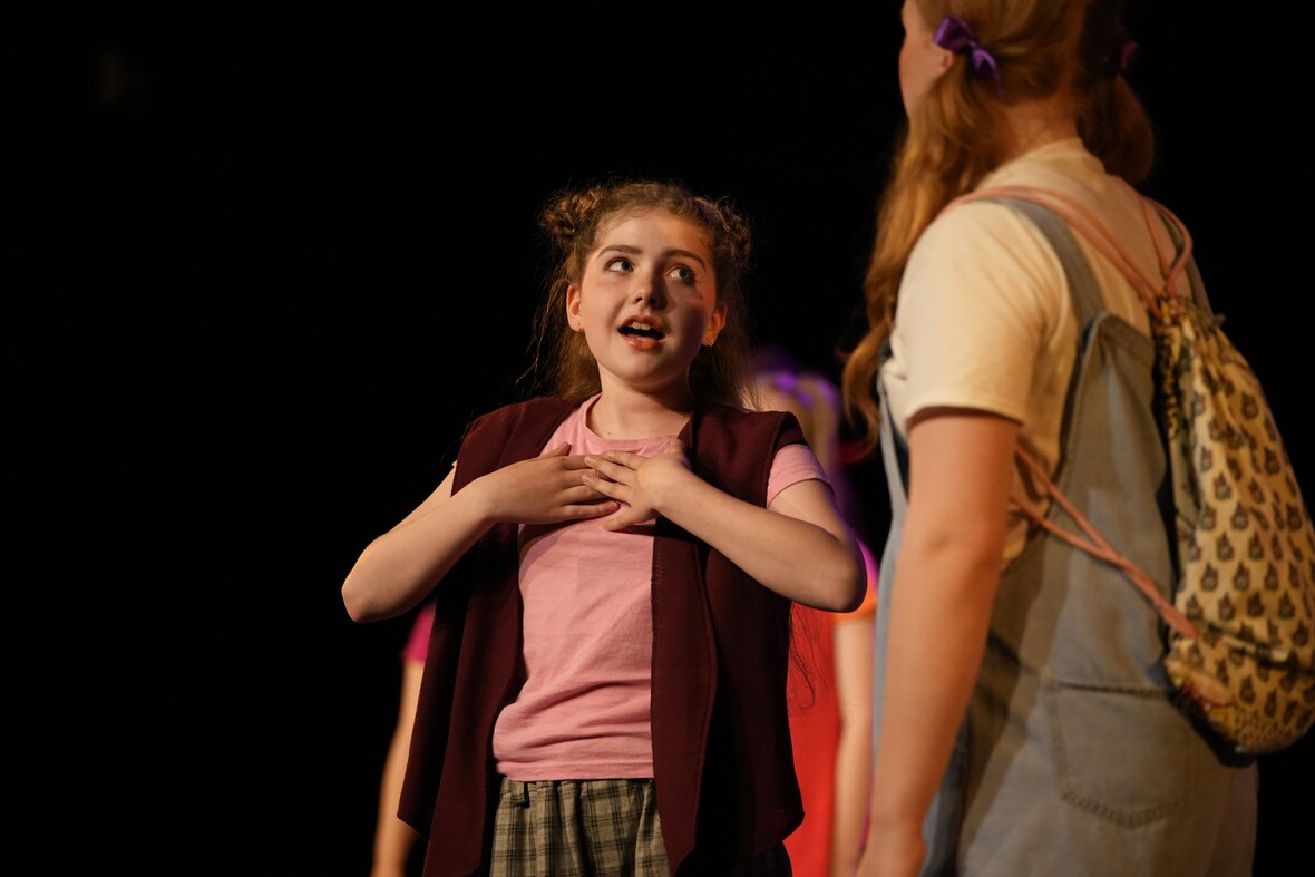 Lya beim Theaterspiel