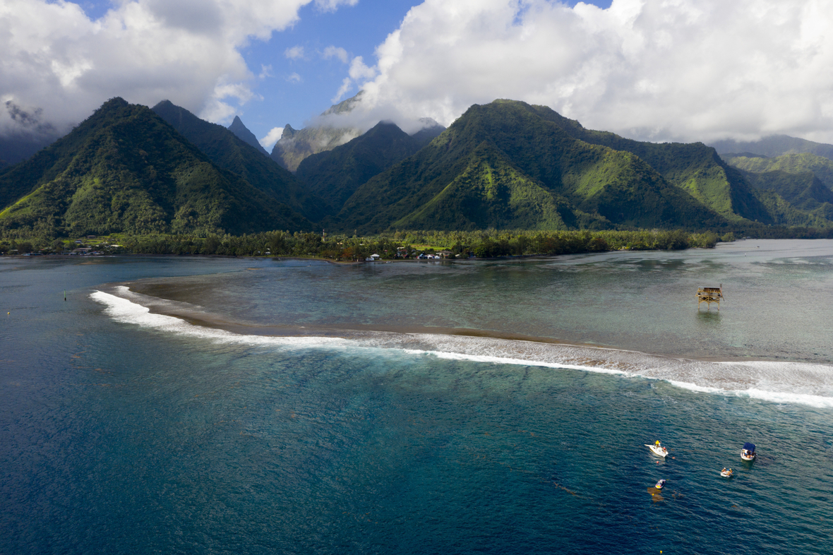 Luftaufnahme von der Bucht von Teahupo'o auf der Insel Tahiti (Französisch-Polynesien) Hier werden die Surf-Wettbewerbe der Olympischen Sommerspiele 2024 ausgetragen.