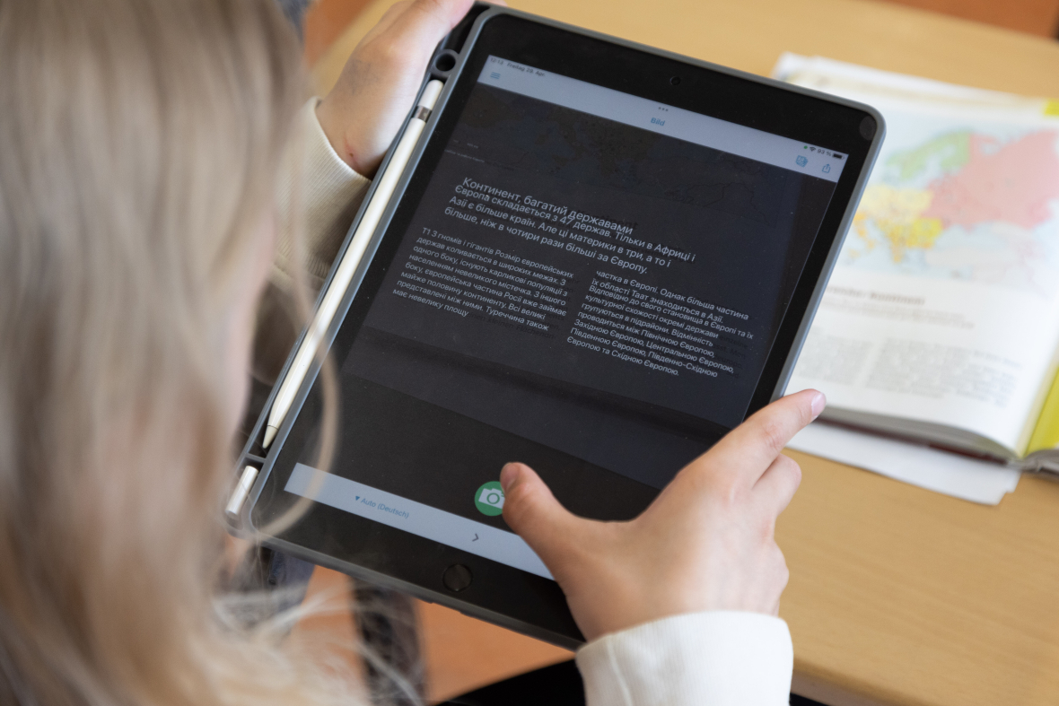 Eine Schülerin aus der Ukraine nutzt  im Unterricht eine Übersetzungssoftware.