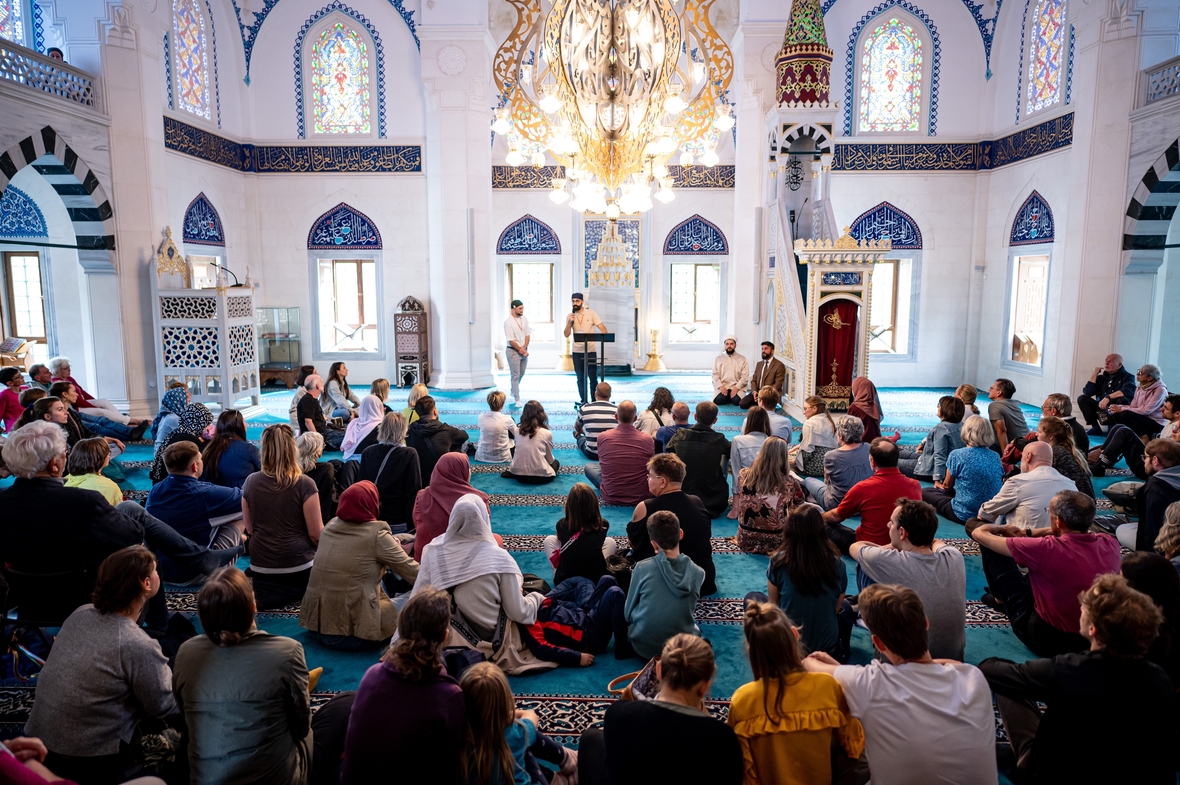 Besucherinnen und Besucher der Şehitlik-Moschee in Berlin schauen sich am Tag der offenen Moschee im Gebäude um. 