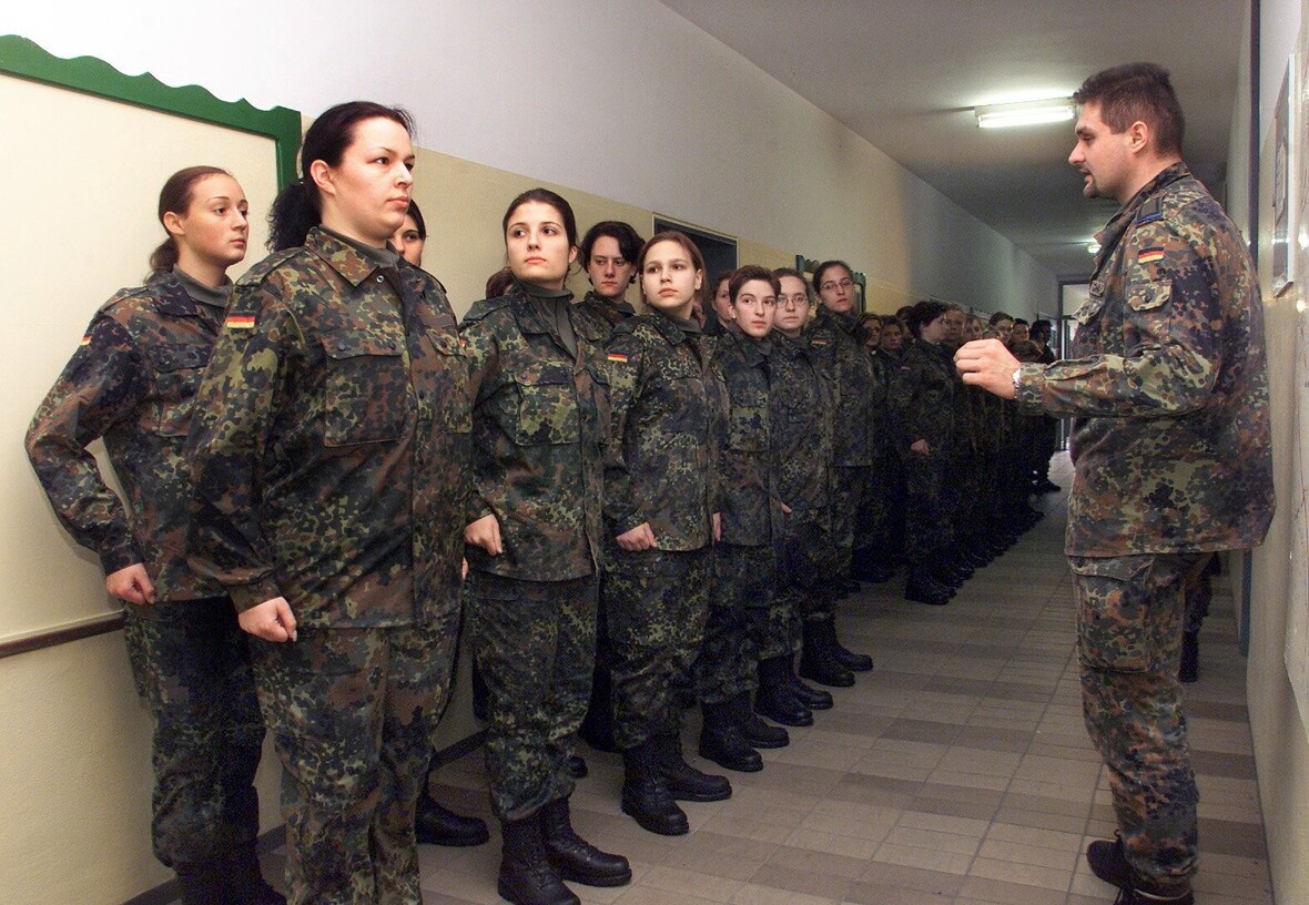 Soldatinnen der Bundeswehr im Januar 2001 bei ihrem Dienstantritt. 