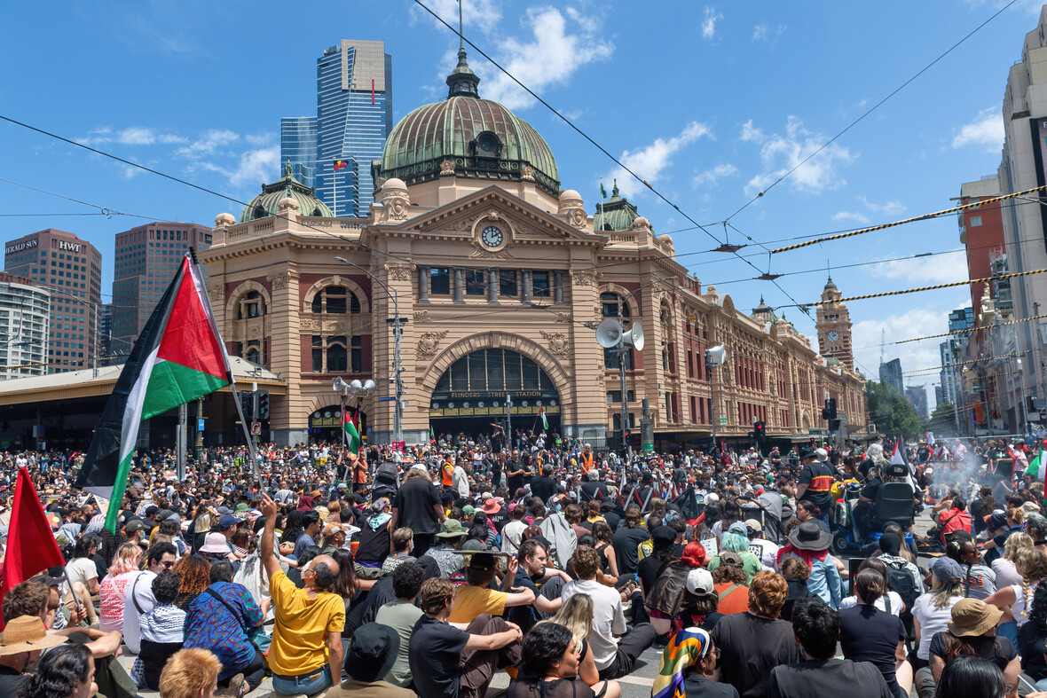 In Melbourne (Australien) protestieren Menschen friedlich gegen den "Australia Day". 