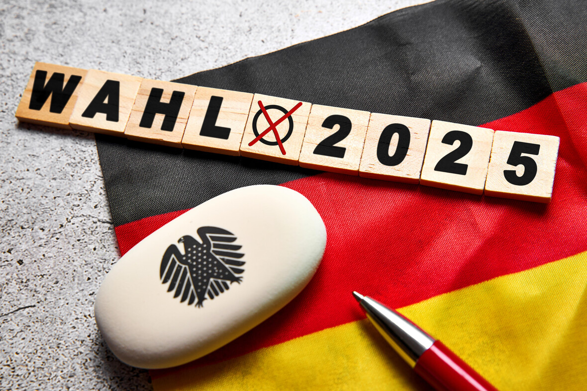 Eine Buchstabenfolge zeigt: Wahl 2025 und liegt auf einer Deutschlandflagge. Es ist ein Symbolbild für die Bundestagswahl.