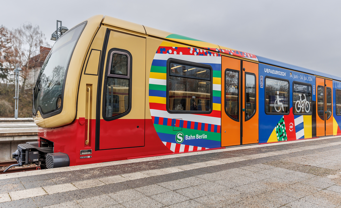 Berliner S-Bahn im EM-Design mit dem Schriftzug "UEFA Euro 2024" fährt am S-Bahnhof Olympiastadion ein