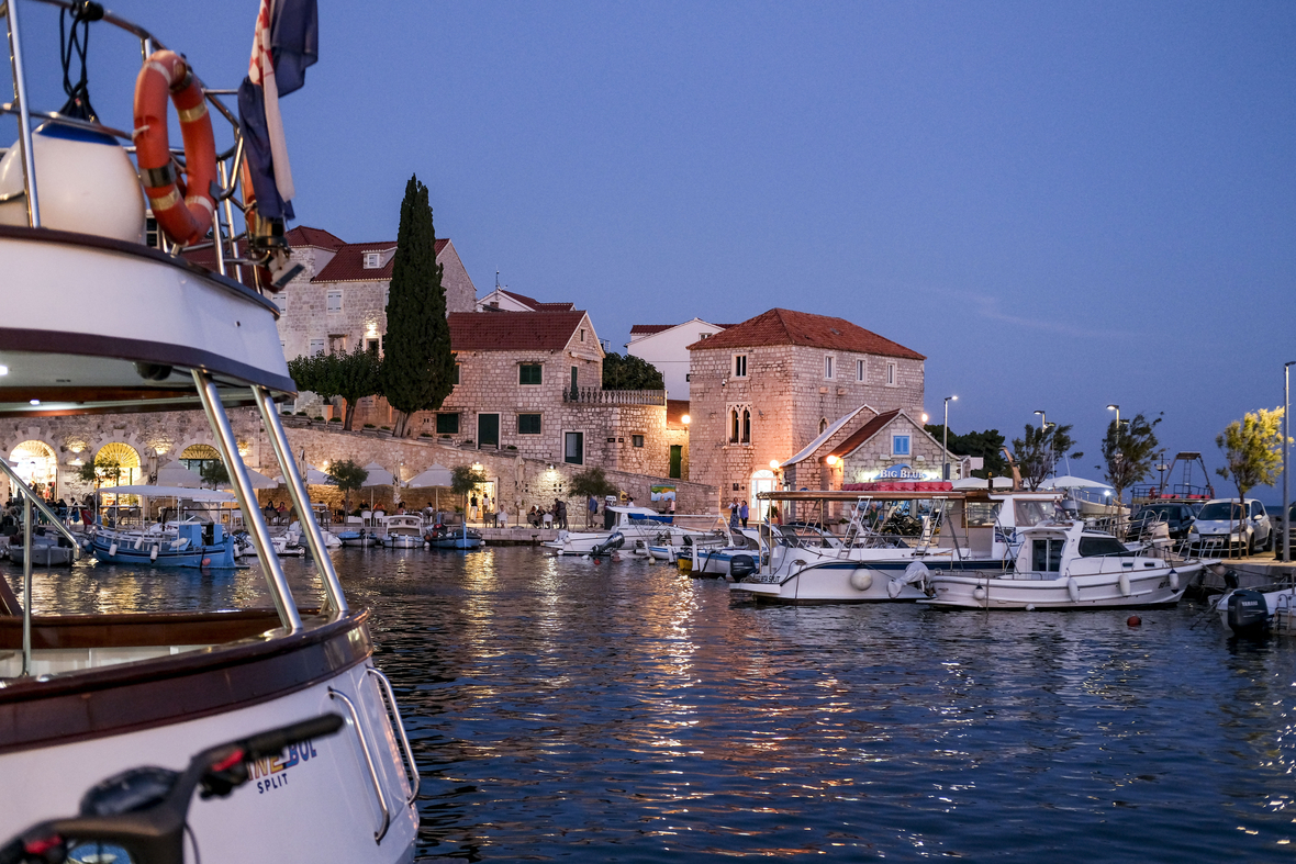 Der Hafen in Bol, der ältesten Stadt auf der Insel Brac vor der kroatischen Küste