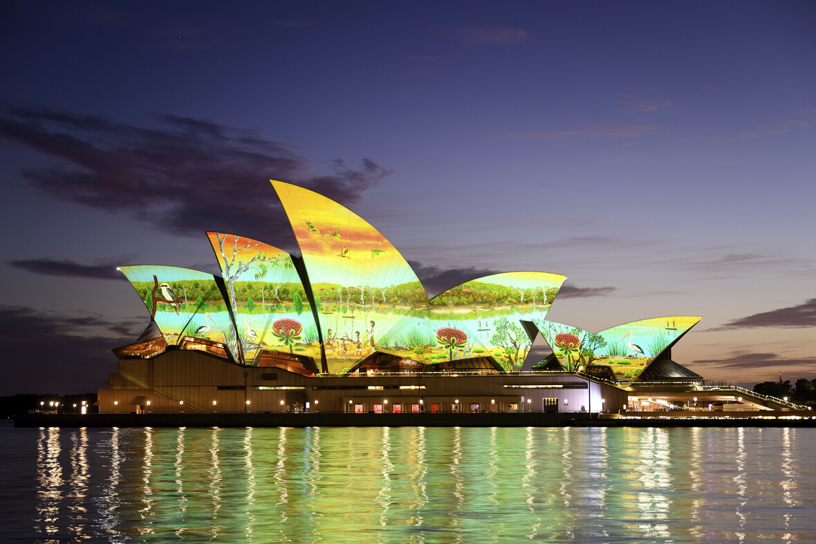 Die Oper in Sydney ist für die Feierlichkeiten zum Australia Day 2025 im Outback-Design beleuchtet.