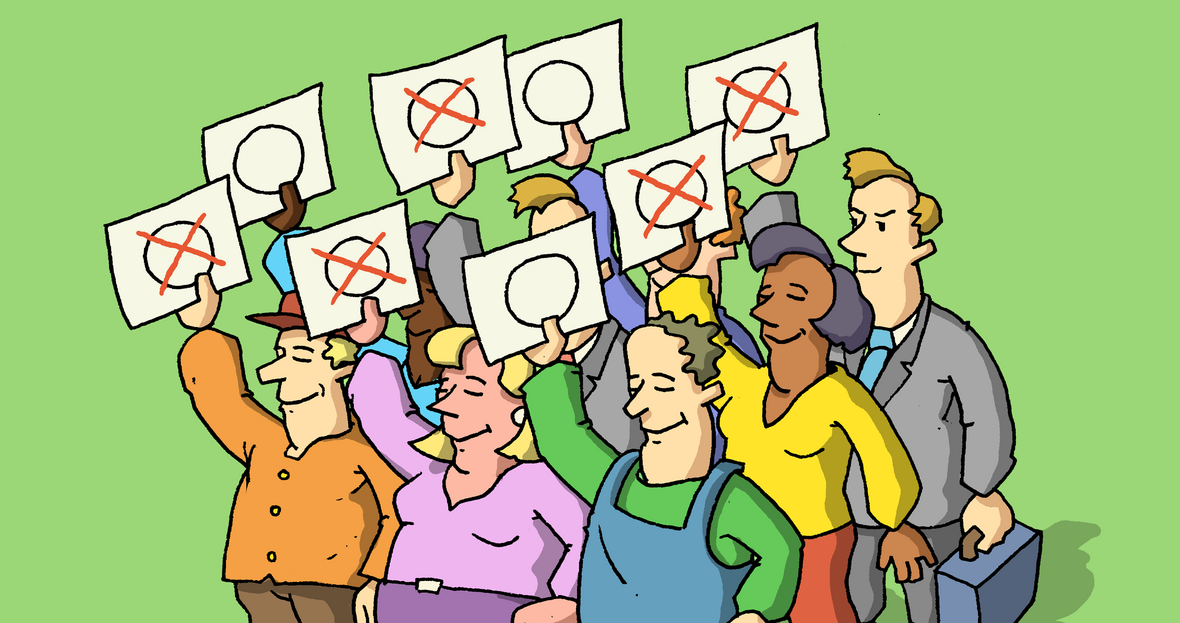 Eine Gruppe von Personen, von denen nur zwei einen Wahlzettel hochhalten.