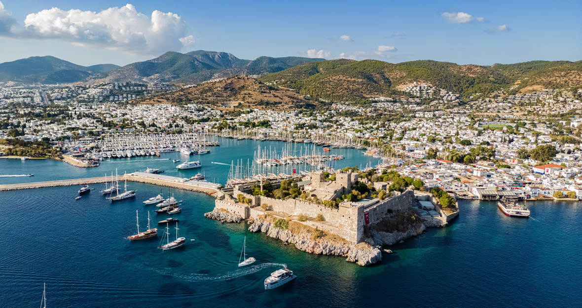 Luftaufnahme des Hafens von Bodrum. Die türkische Stadt ist bei Urlauberinnen und Urlaubern sehr beliebt.