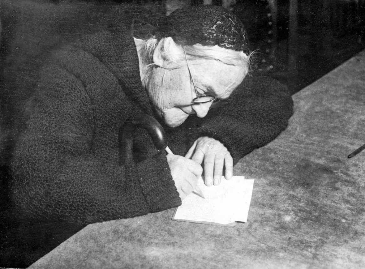 schwarz-weiß-Foto von Clara Zetkin im Alter von 71 Jahren