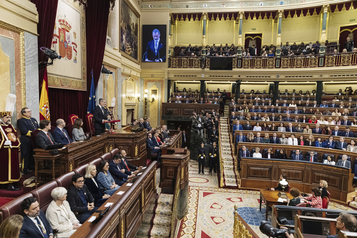 König Felipe VI. (Mitte links) hält eine Rde zur Eröffnungssitzung des spanischen Parlaments in Madrid.