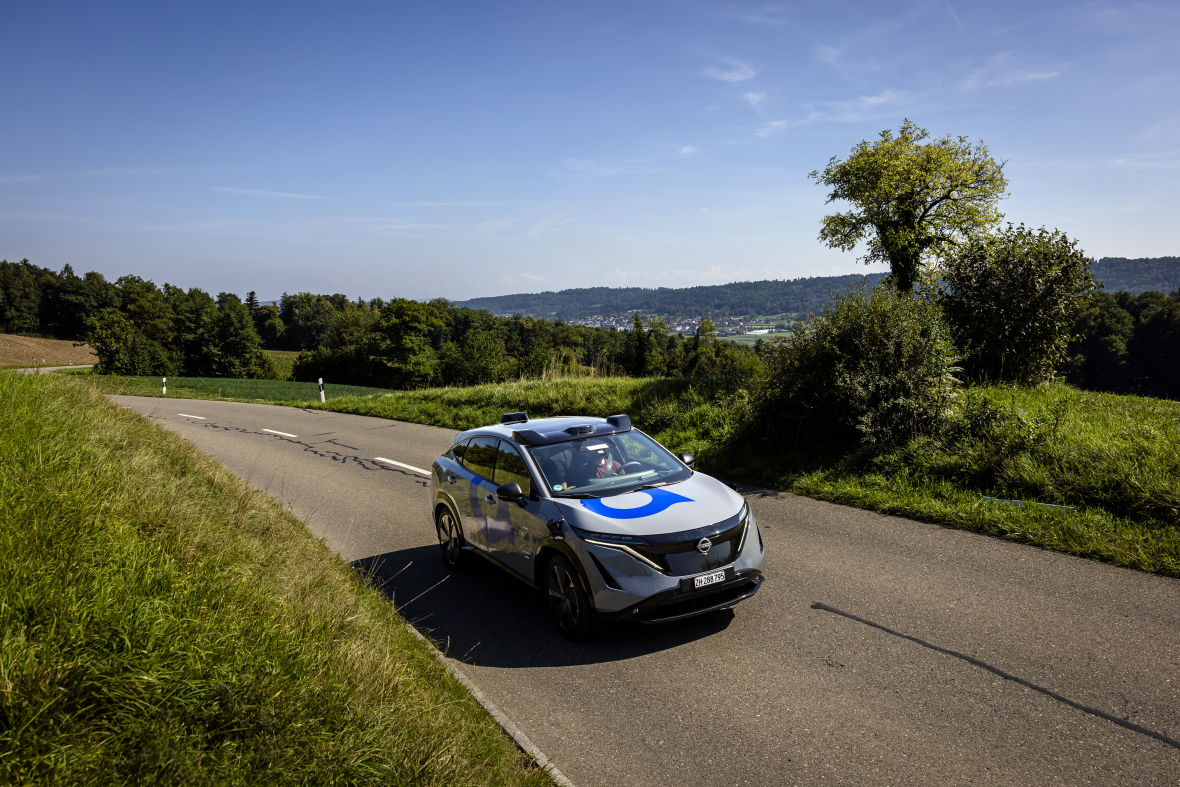 Auto mit Fahrer/-in auf einer Testfahrt