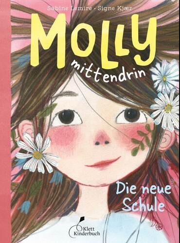 Braunhaariges Mädchen mit weißen Blumen in den Haaren.