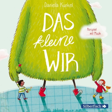 Zwei Kinder laufen an der Hand eines riesigen grünen, flauschigen Wesens.