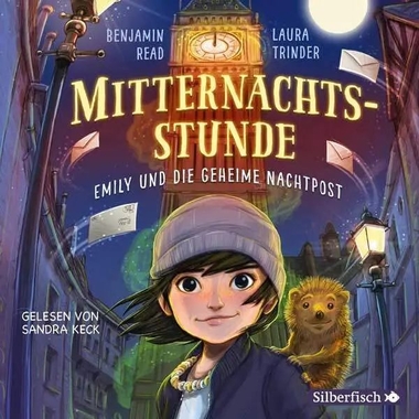 Mitternachtsstunde. Emily und die geheime Nachtpost. Ein Mädchen mit kurzen schwarzen Haaren und einer Beanie-Mütze steht vor einem dunklen Glockenturm. Auf ihrer linken Schulter sitzt ein Igel. Im Hintergrund fliegen mehrere Briefumschläge durch die Luft.