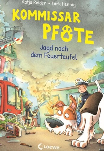 Hund schnüffelt am Tatort hinter einem Feuerwehrmann.
