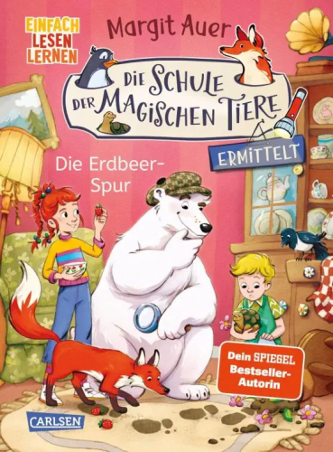 Ein chaotisches Wohnzimmer. Auf einem Teppich sind Fußspuren und Erdbeeren zu sehen. Ein rothaariges Mädchen betrachtet eine der Erdbeeren, ein Fuchs schnüffelt an den Spuren, ein Eisbär mit karierter Kappe hält eine Lupe in der Hand, ein kleiner Junge hält eine Schildkröte auf dem Arm und guckt ebenfalls die Spuren an.
