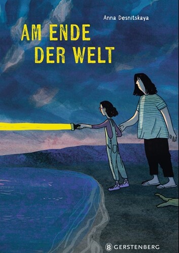 zwei Personen stehen am Ufer und leuchten mit einer Taschenlampe in die Dunkelheit aufs Meer hinaus. 
