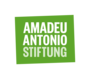 weißer Schriftzug Amadeu Antonio Stiftung auf grünem Grund 